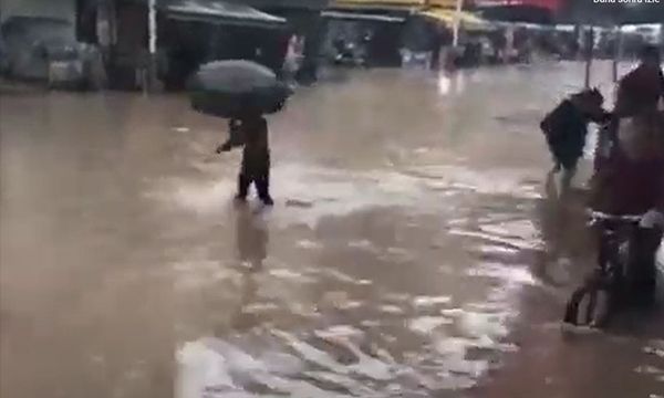 İzmir yağmura teslim... Bayraklı Sevgi Yolu'nu su bastı 